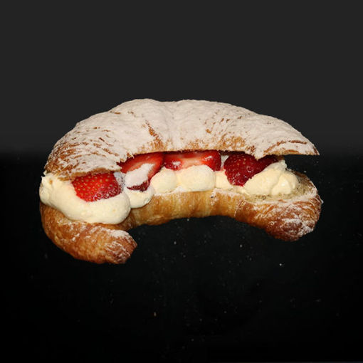 Afbeelding van Gevulde croissant met room en aardbeien